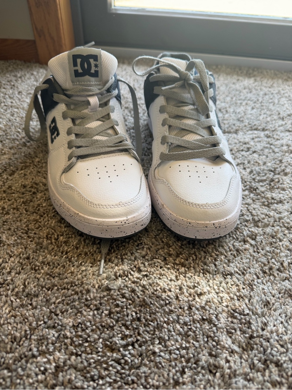 DC men’s size 8 White and Black Skate Shoes - Classic Low Top - Picture 2 of 3
